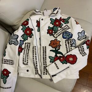 La Louvre Floral Patch Moto White Faux Leather Jacket - AKIRA Size Small
